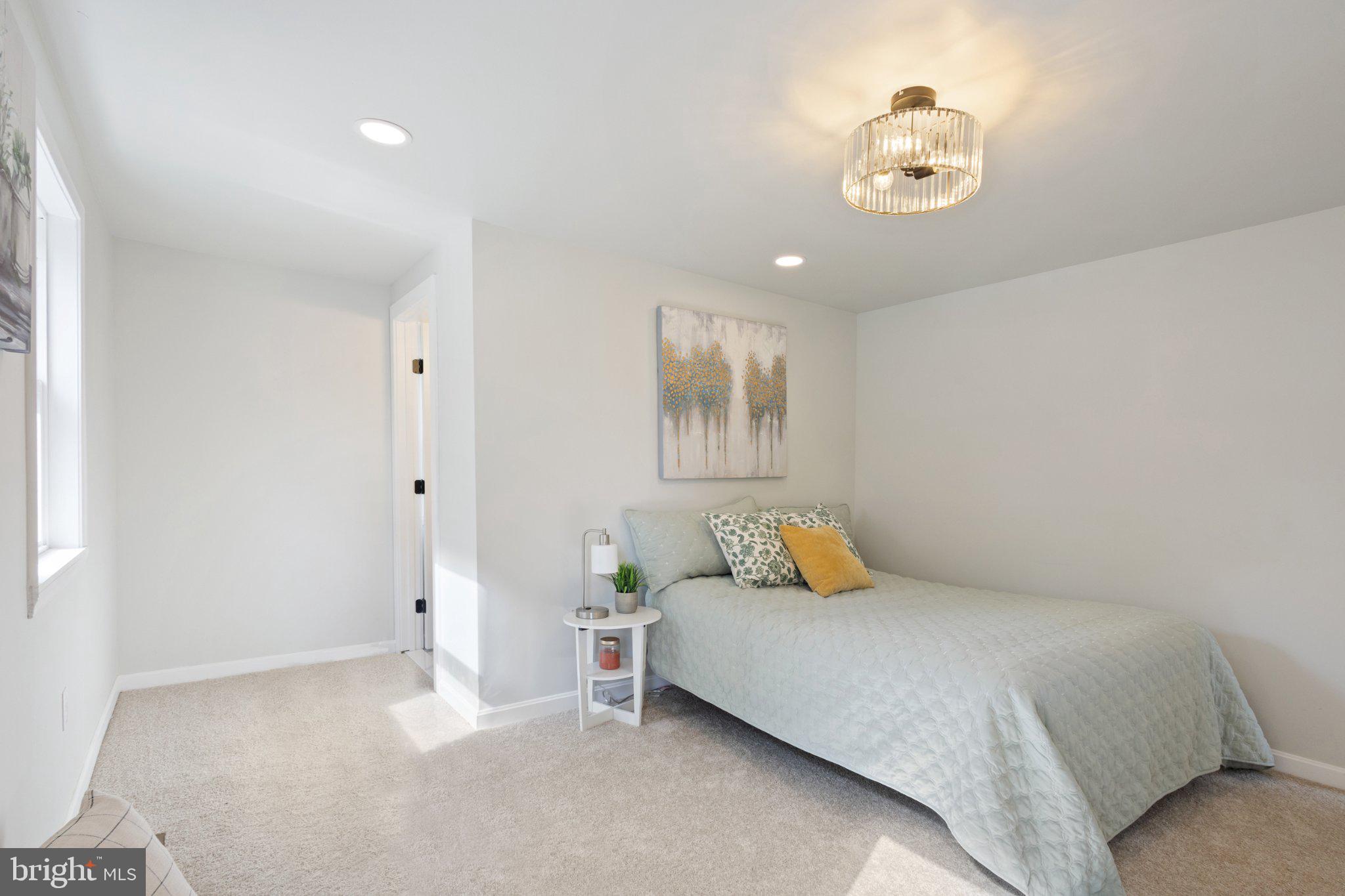 4407 Ridge Drive Baltimore, MD 21229 - Photo 16 of 32 Upper Level - Primary Room w/ En-Suite Full Bath
