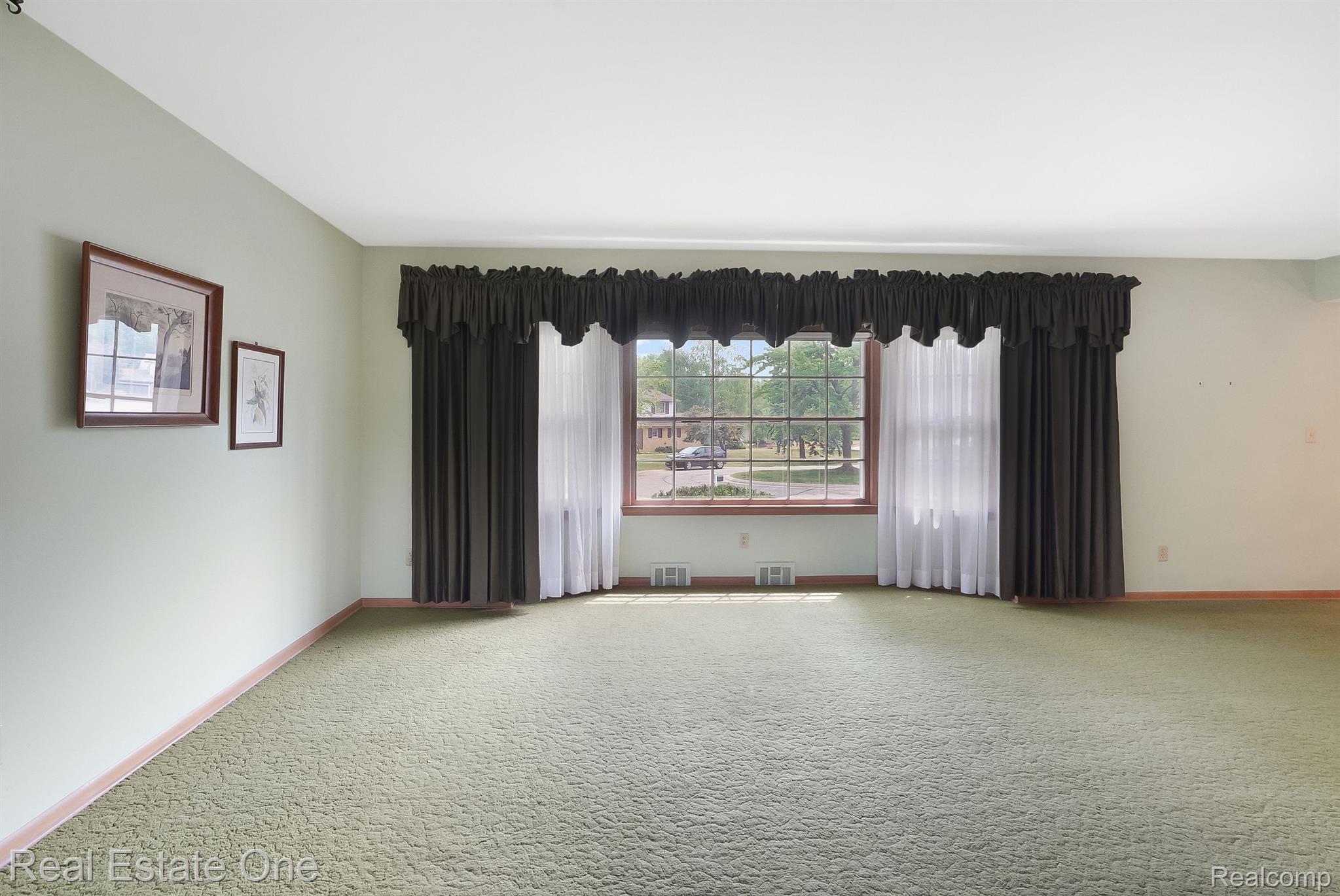 2086 Avoncrest Court Rochester, MI 48309 - Photo 7 of 38 Living room with lots of natural light