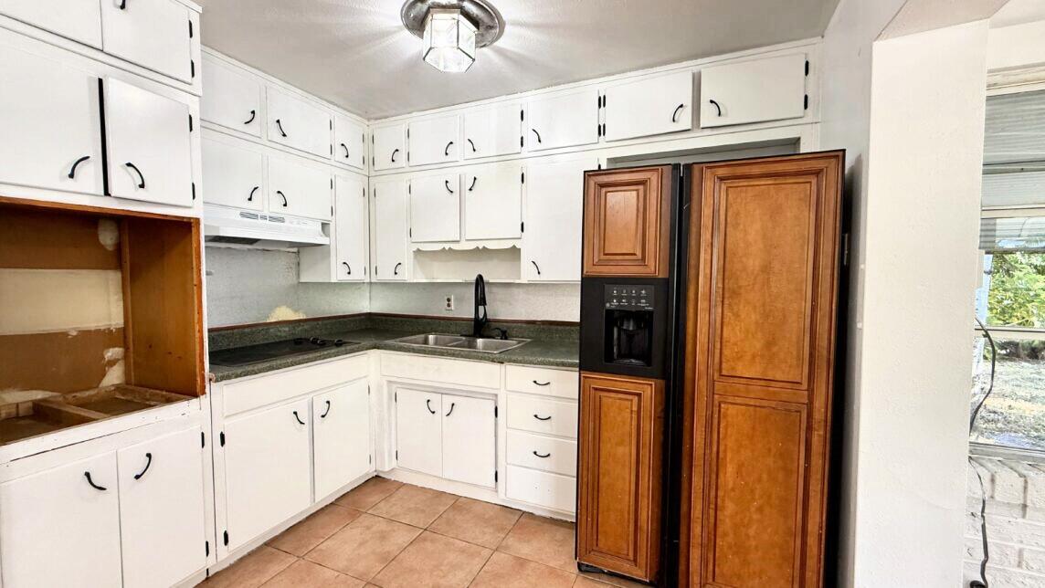 802 Lytle Street West Palm Beach, FL 33405 - Photo 15 of 29 Kitchen waiting for new oven 1