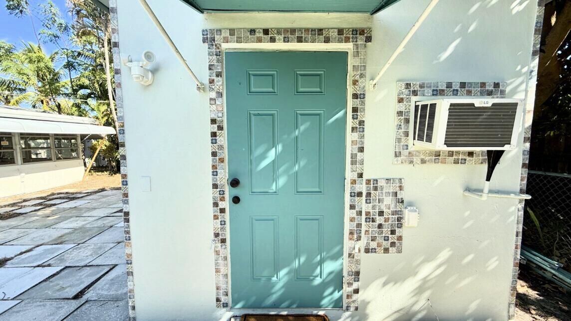 802 Lytle Street West Palm Beach, FL 33405 - Photo 17 of 29 Entrance to the Efficency House