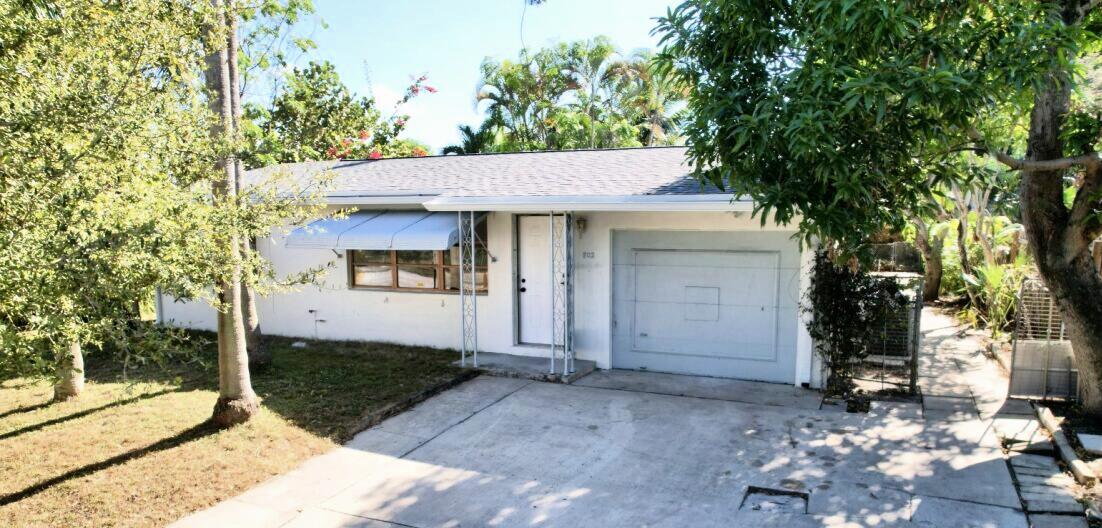 802 Lytle Street West Palm Beach, FL 33405 - Photo 4 of 29 Garage and separate entrance on a left 1
