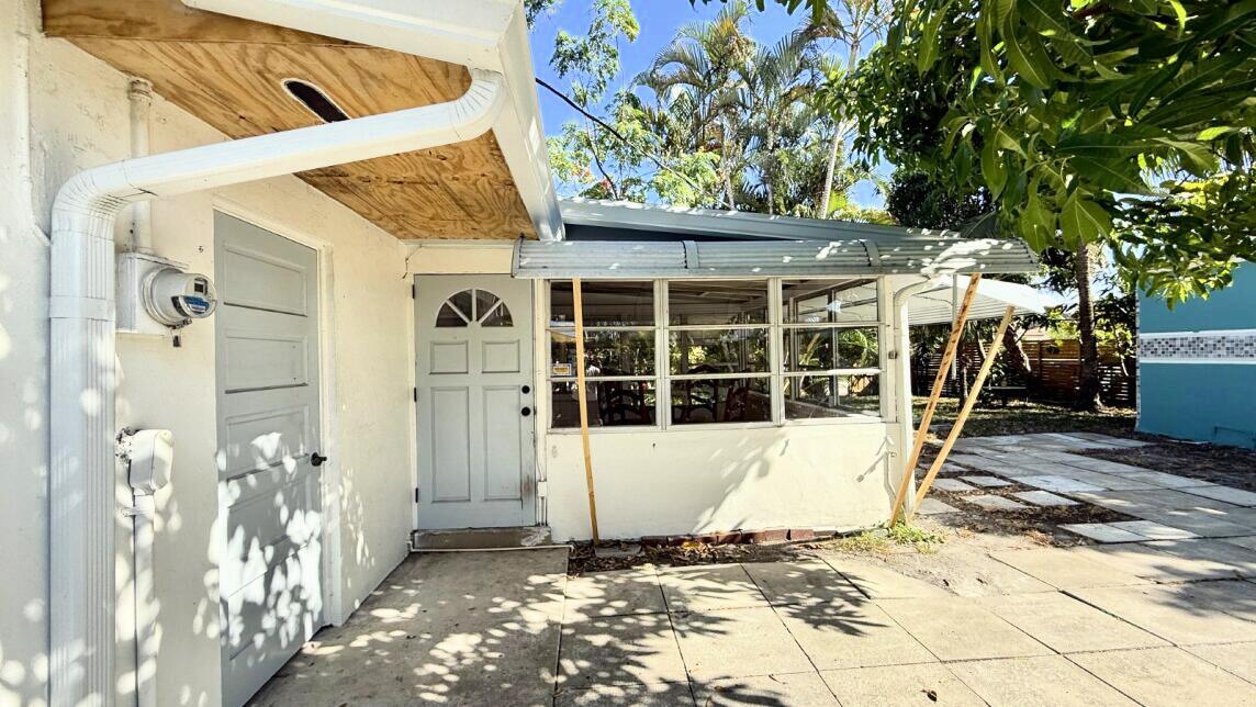 802 Lytle Street West Palm Beach, FL 33405 - Photo 6 of 29 Separate entrance to the Florida room fr