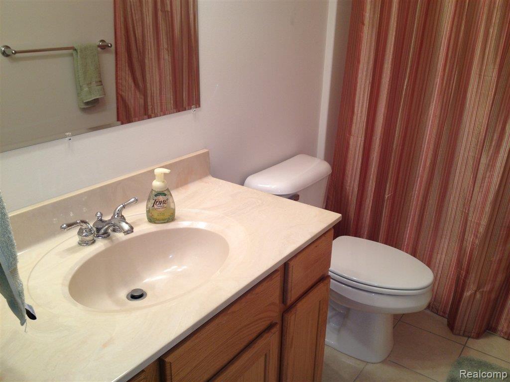 2790 Black Eagle Ridge Howell, MI 48843 - Photo 14 of 16 2nd Floor Bathroom.jpg