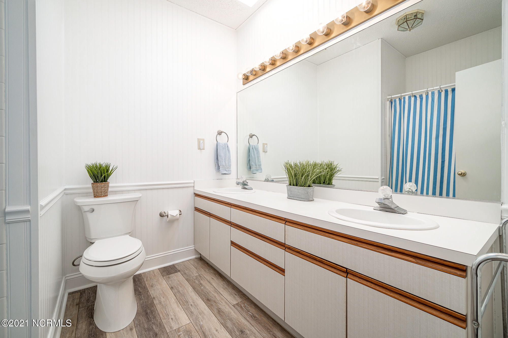 1505 Salter Path Road, Unit 605 Indian Beach, NC 28512 - Photo 34 of 65 En suite guest bathroom