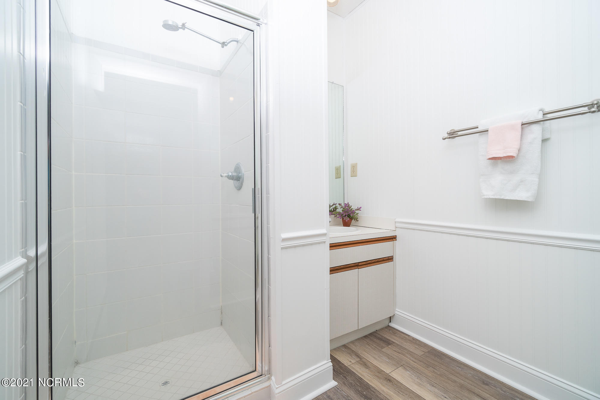1505 Salter Path Road, Unit 605 Indian Beach, NC 28512 - Photo 38 of 65 Full guest bathroom