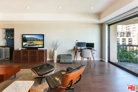 $999,995 | 10790 Wilshire Boulevard, Unit 404, Los Angeles, CA 90024