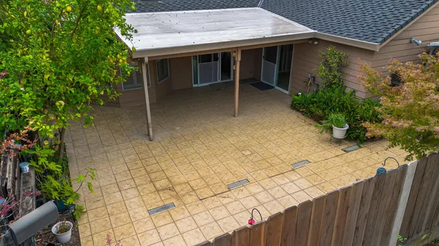 a view of a house with a backyard