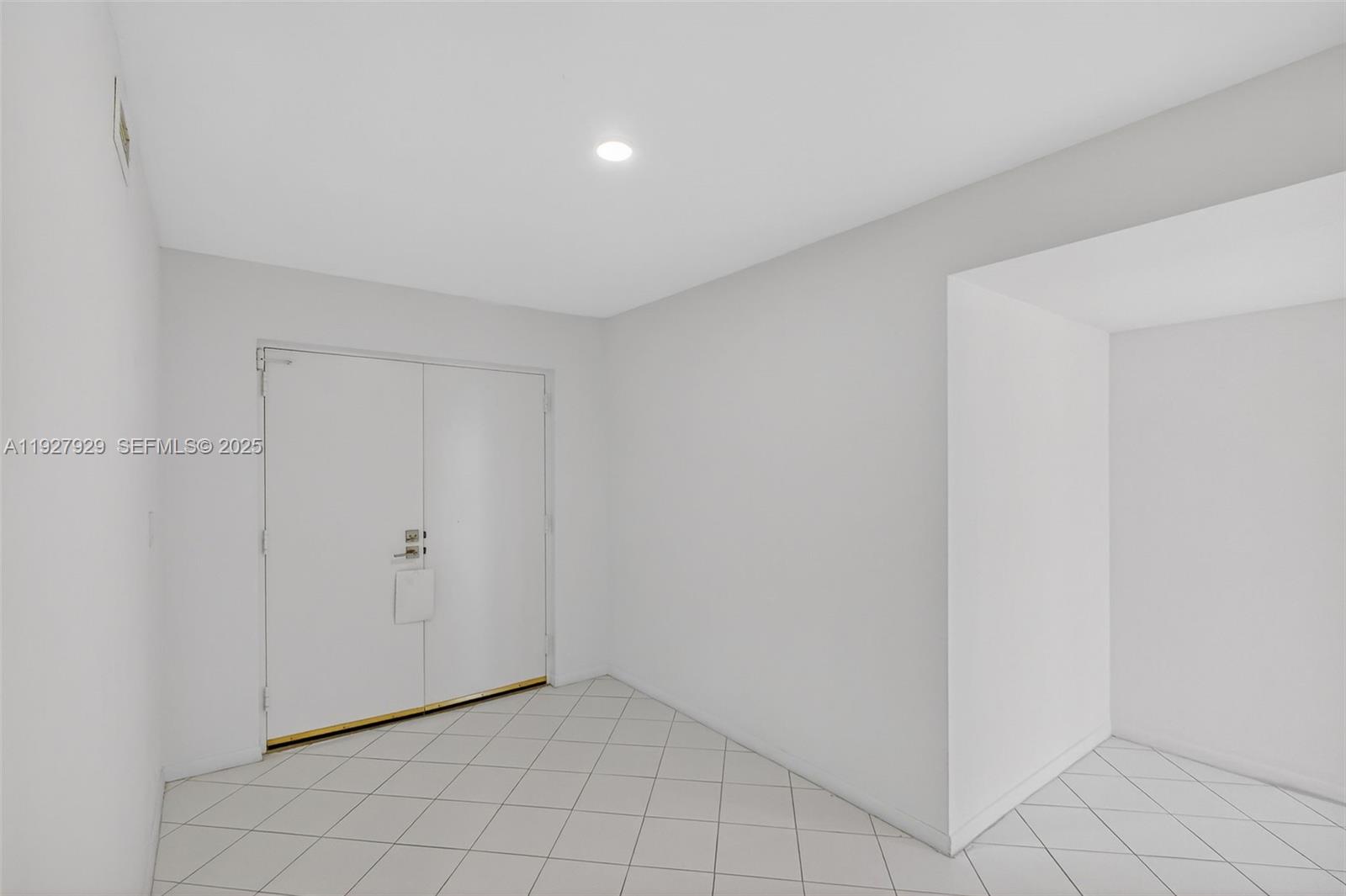 600 Grapetree Drive, Unit 8FS Key Biscayne, FL 33149 - Photo 5 of 54 a view of an empty room