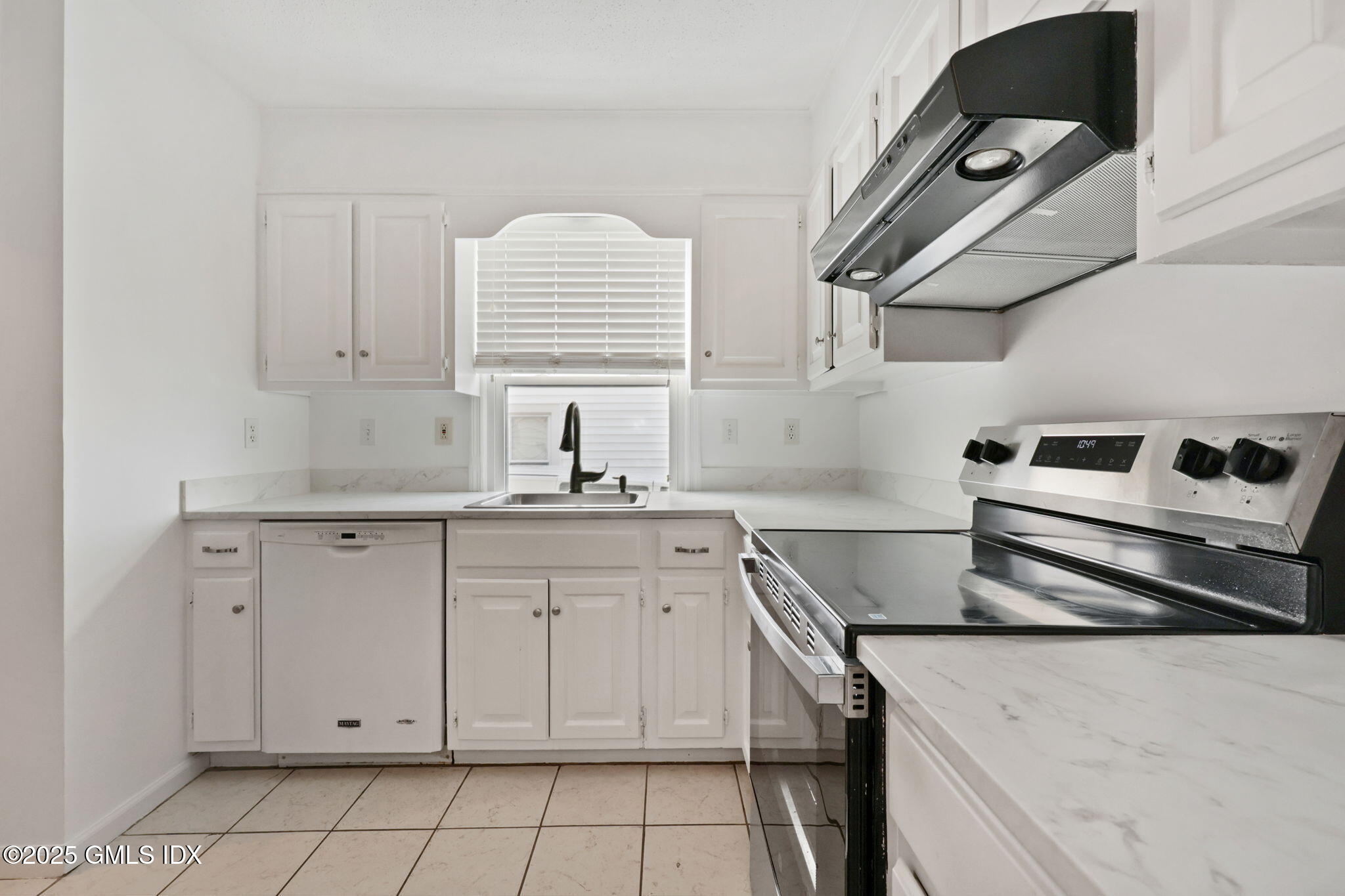 14 Harold Avenue, Unit 4 Greenwich, CT 06830 - Photo 5 of 23 a kitchen with a sink cabinets and window