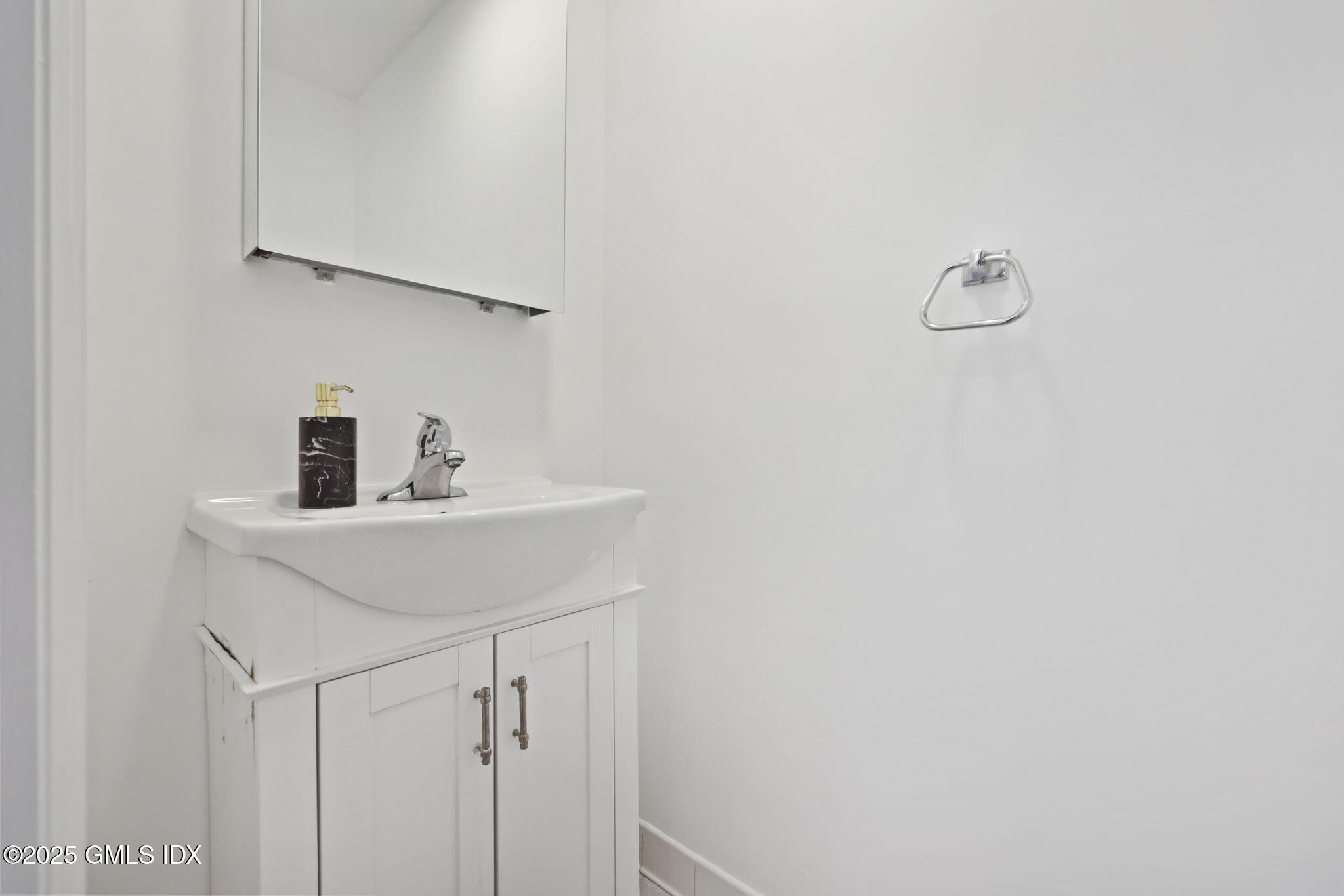 14 Harold Avenue, Unit 4 Greenwich, CT 06830 - Photo 10 of 23 a bathroom with a sink and vanity