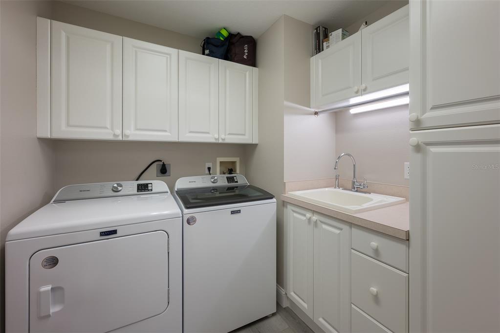 548 Gunwale Lane Longboat Key, FL 34228 - Photo 38 of 62 a utility room with dryer and washer