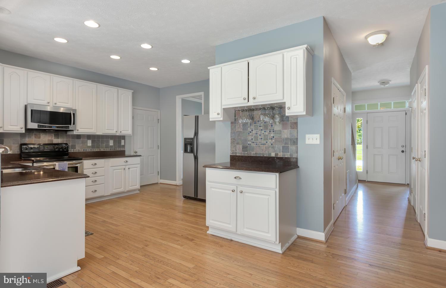 Note the wet bar to the right.