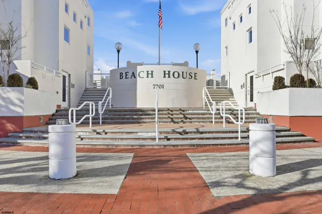 a view of building with yard