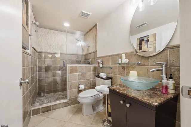 a view of a livingroom with furniture