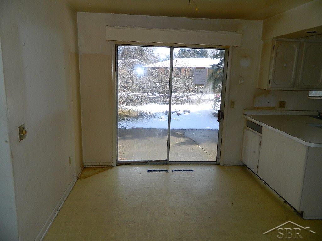 1220 North Center Road Saginaw, MI 48638 - Photo 4 of 13 31236326-3.JPG
