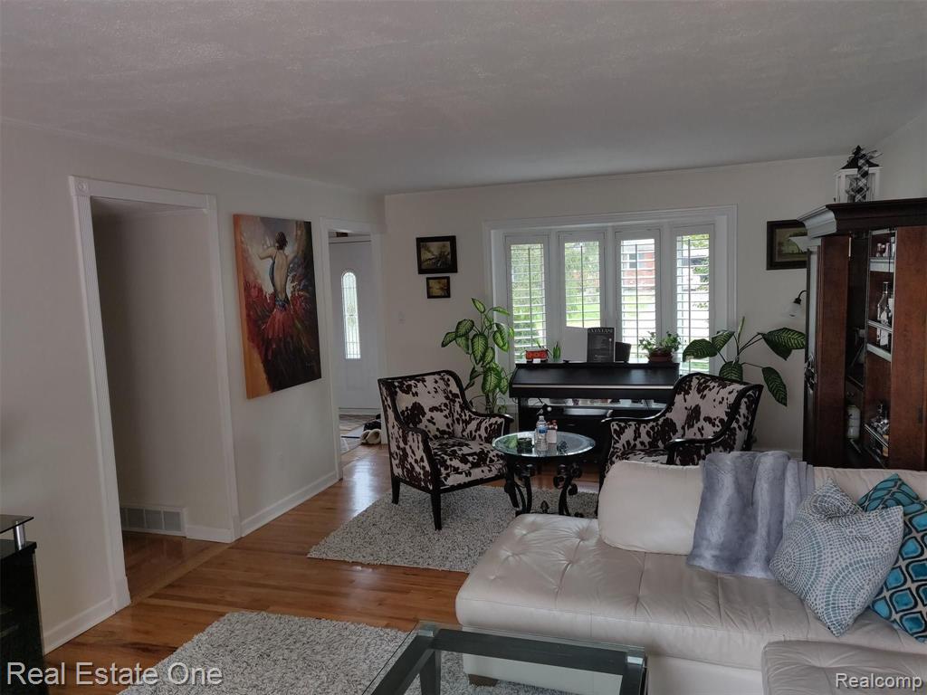32064 Bonnet Hill Road Farmington Hills, MI 48334 - Photo 9 of 29