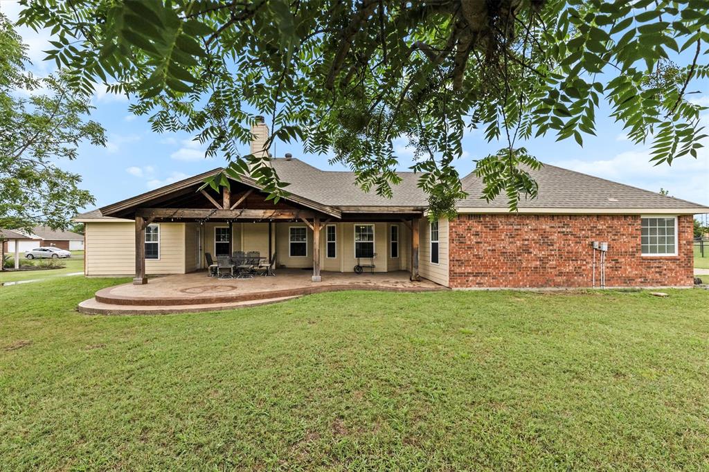 6581 Meadow Ridge Circle Nevada, TX 75173 - Photo 5 of 40 a front view of a house with a garden