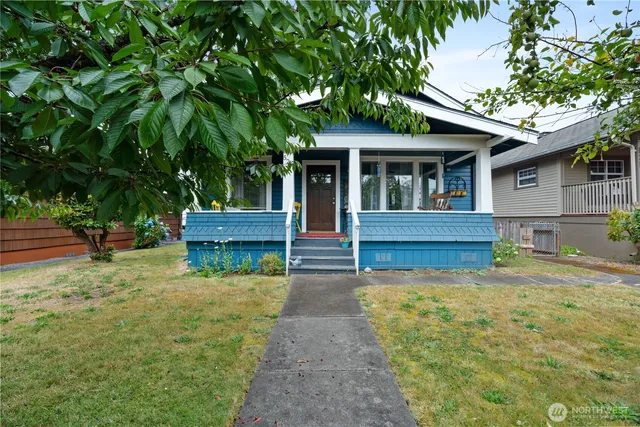 a view of house with a yard