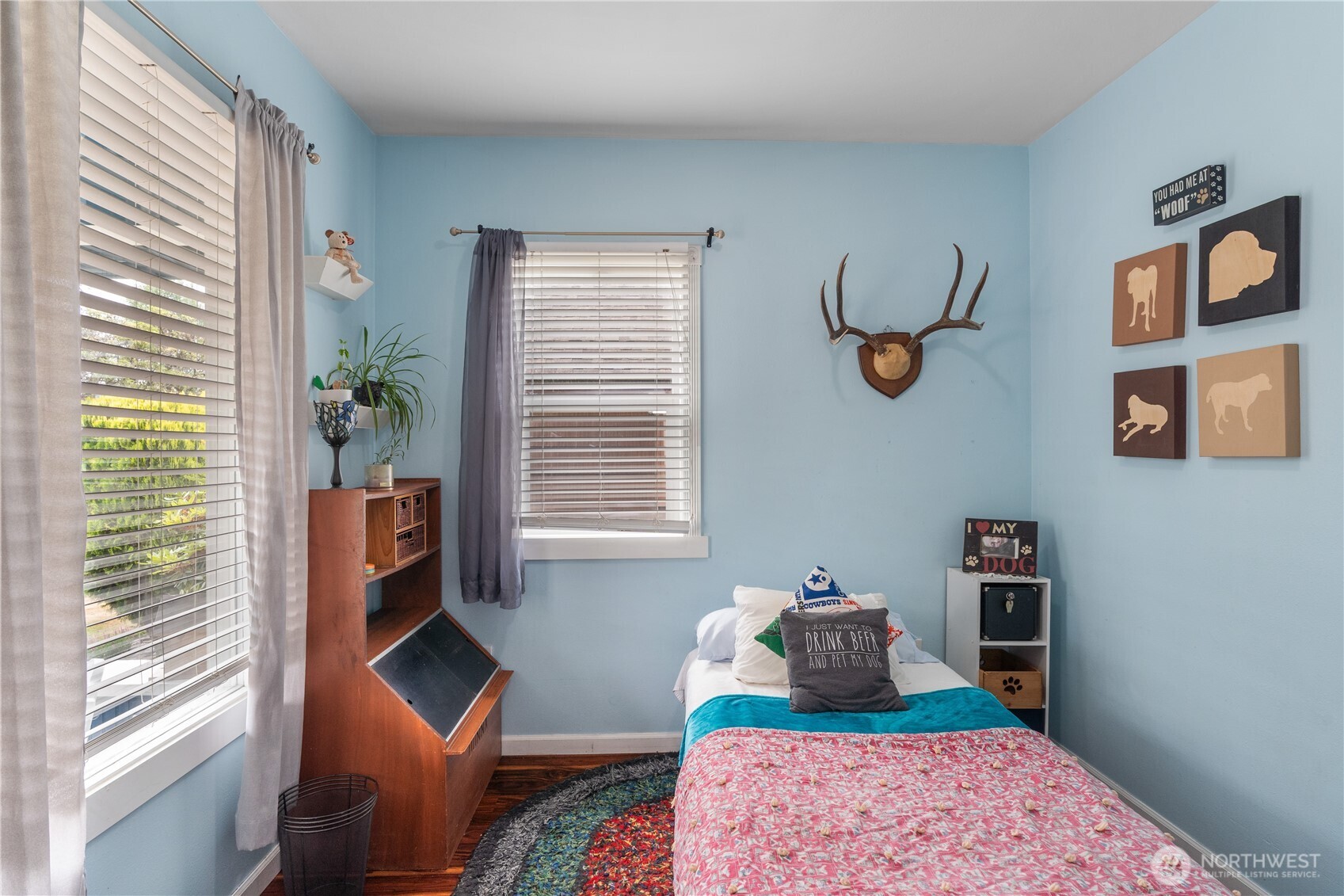 527 South 5th Street Montesano, WA 98563 - Photo 16 of 40 a room with furniture and a window