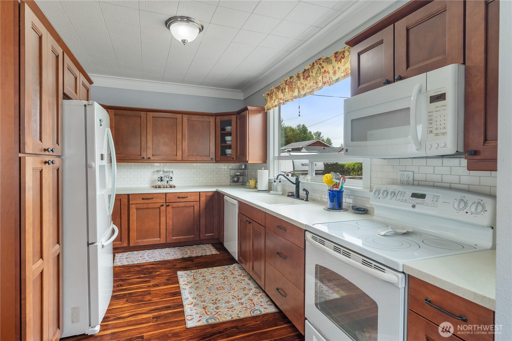 527 South 5th Street Montesano, WA 98563 - Photo 19 of 40 a kitchen with a sink stove and cabinets