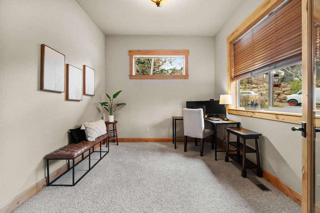 60511 Snap Shot Loop Bend, OR 97702 - Photo 22 of 34 Main Level Office