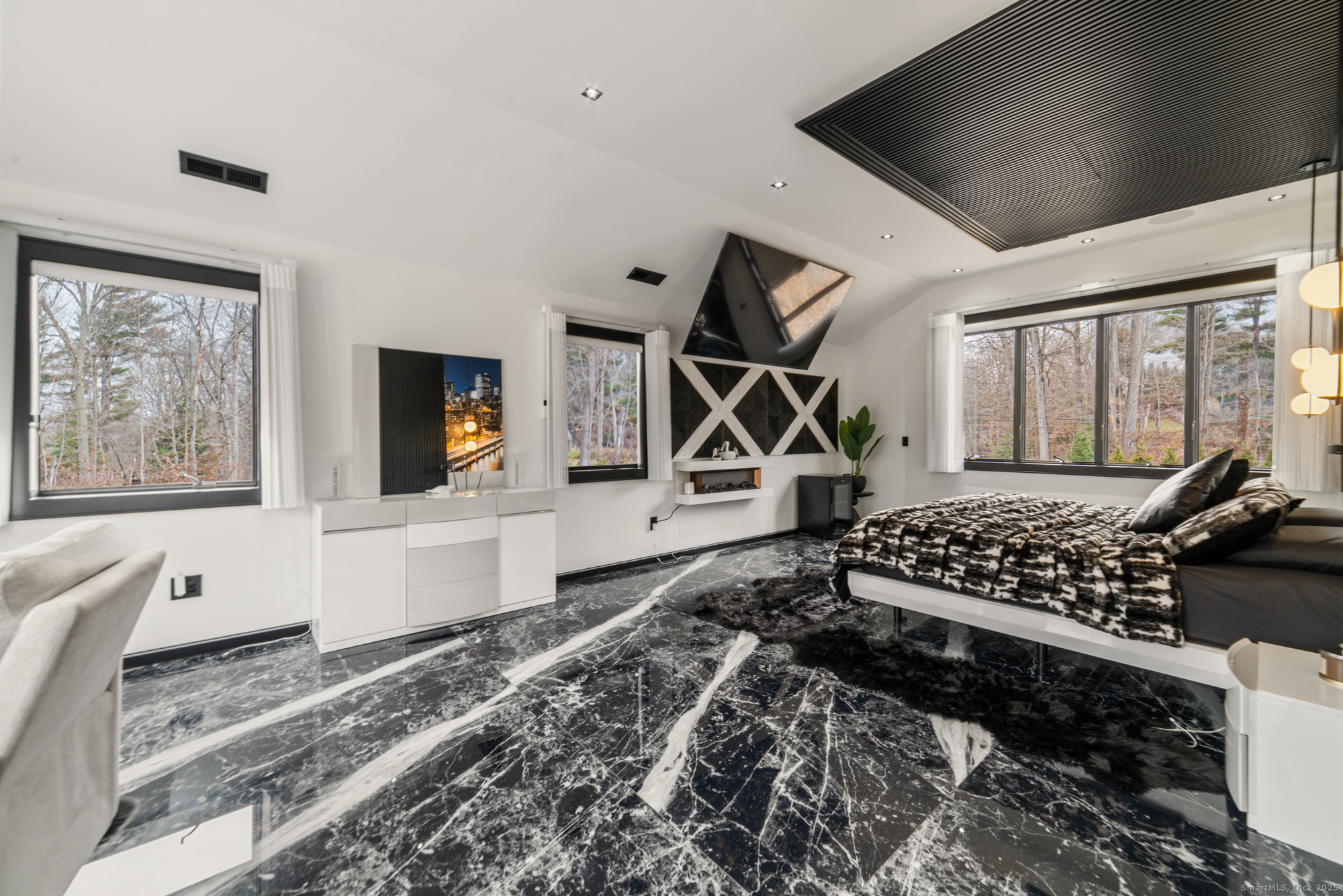 113 Woodbrook Drive Stamford, CT 06907 - Photo 31 of 39 a living room with rug