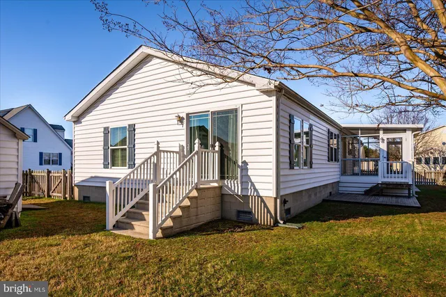 a view of a dinning area with wooden fence