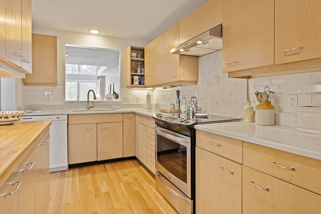 30 Pickwick Way, Unit 30 Wayland, MA 01778 - Photo 3 of 19 Gallery Image 3