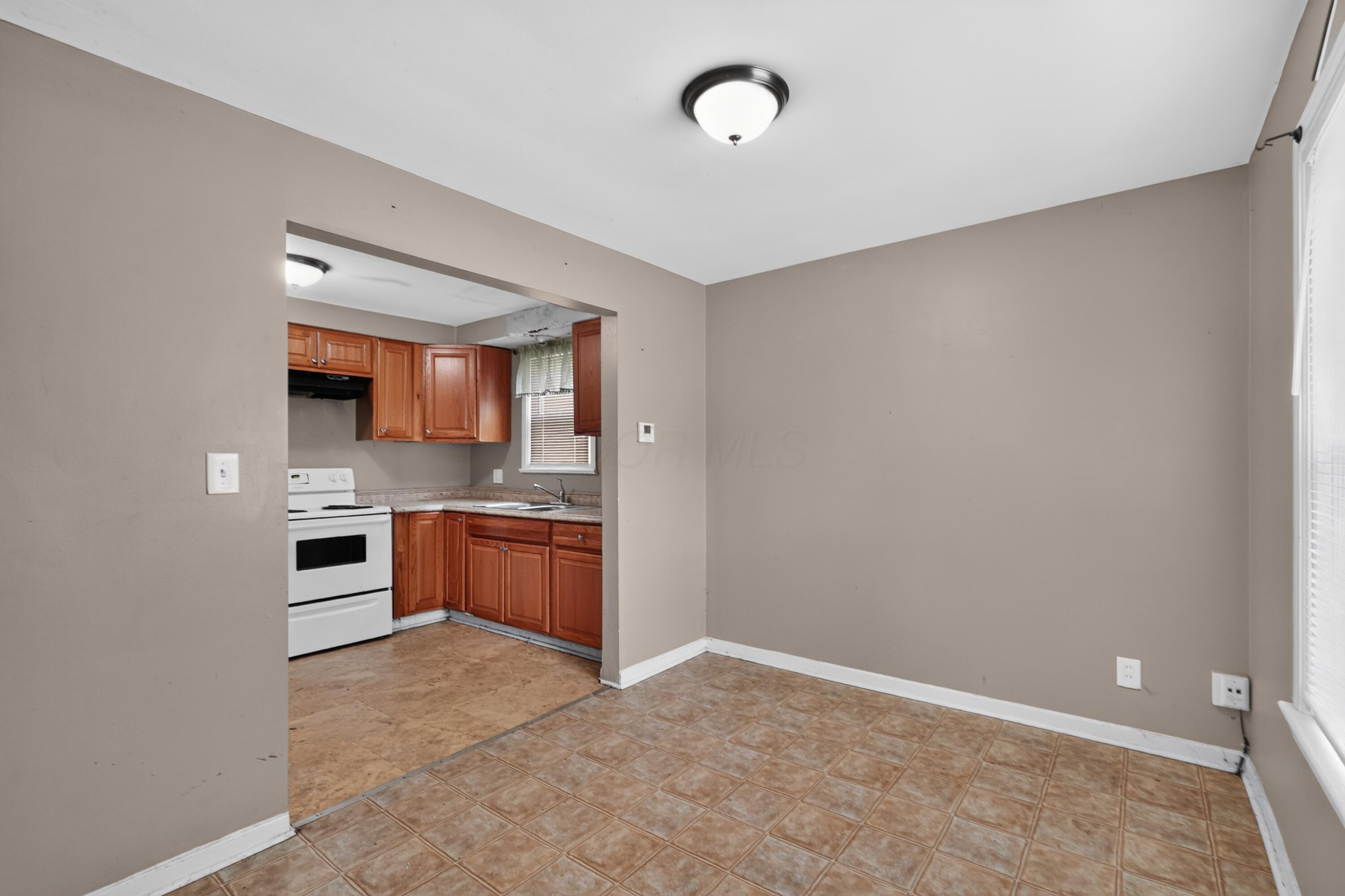 594 South Hampton Road Columbus, OH 43213 - Photo 9 of 21 09_594_S_Hampton_Rd-Dining_room-n-11