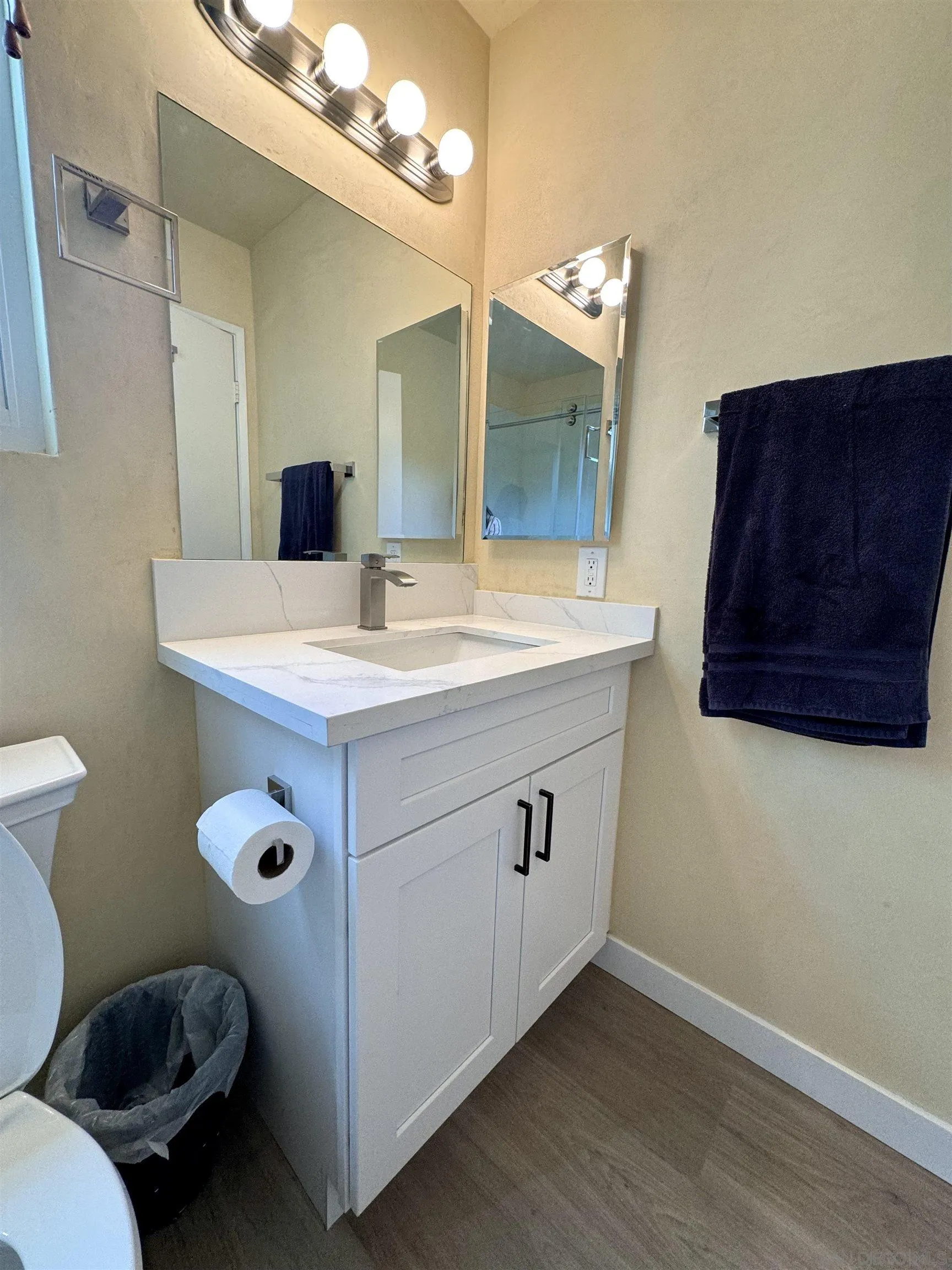 3754 Cameo Drive Oceanside, CA 92056 - Photo 20 of 31 a utility room with dryer and washer
