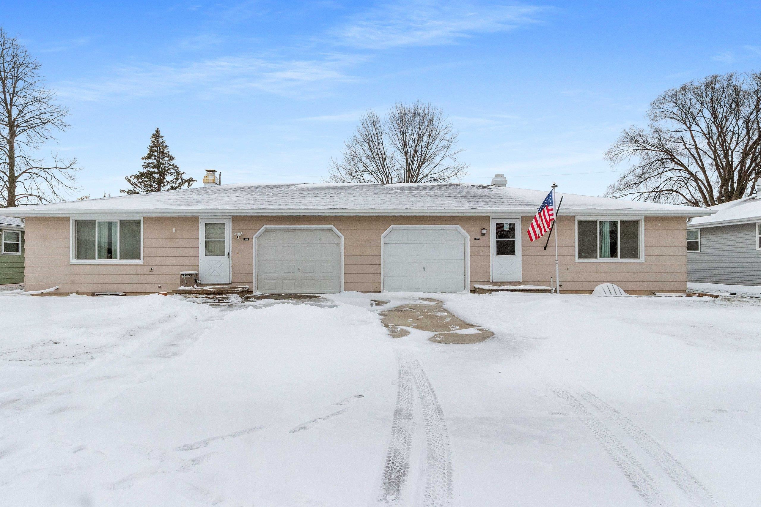 1237 Primrose Lane Neenah, WI 54956 - Photo 5 of 36