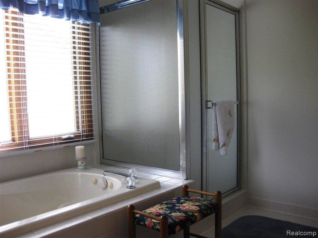3844 Beechcrest Road Rochester, MI 48309 - Photo 19 of 25 Separate Shower.JPG