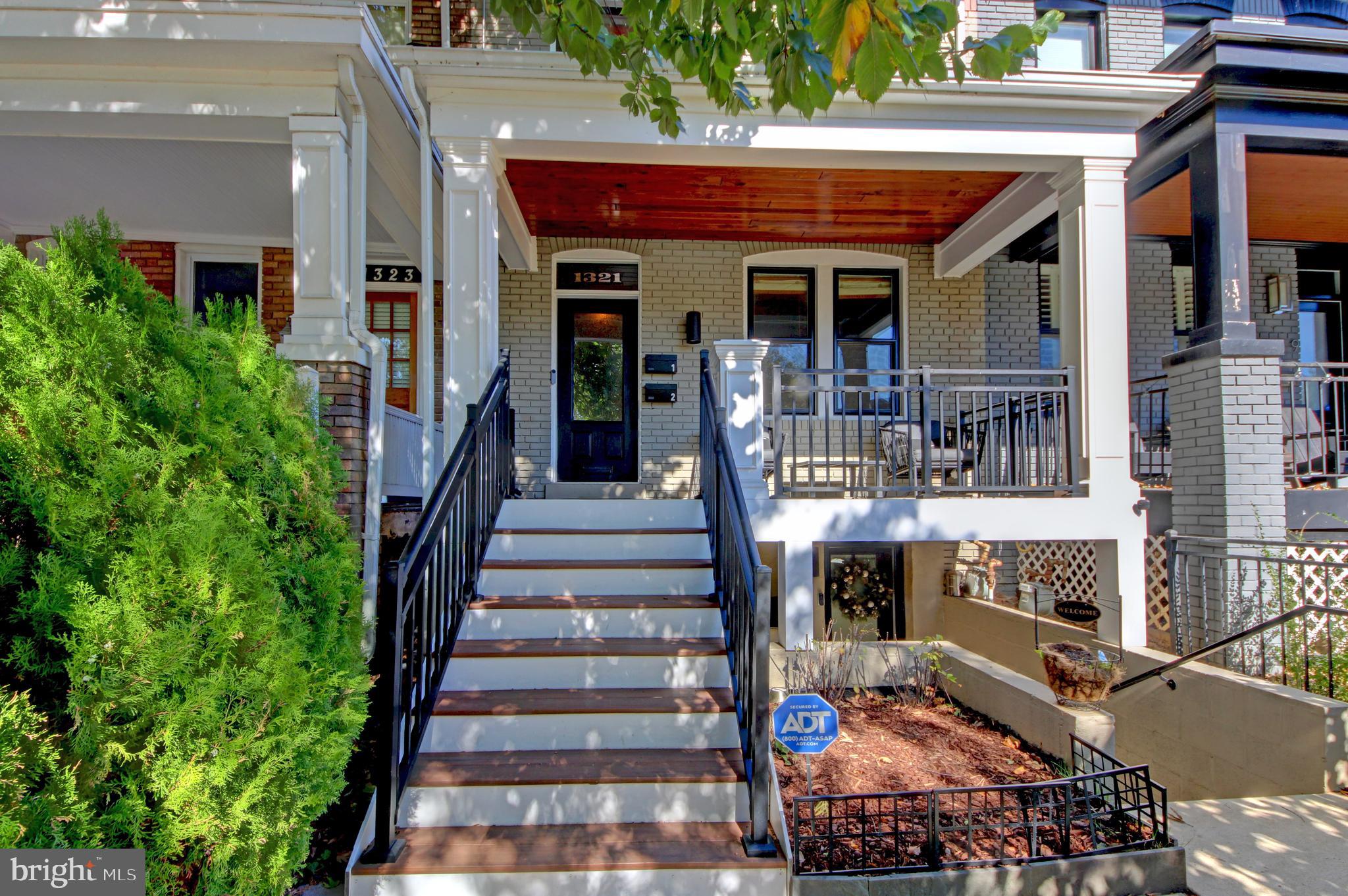 a view of entryway with a balcony