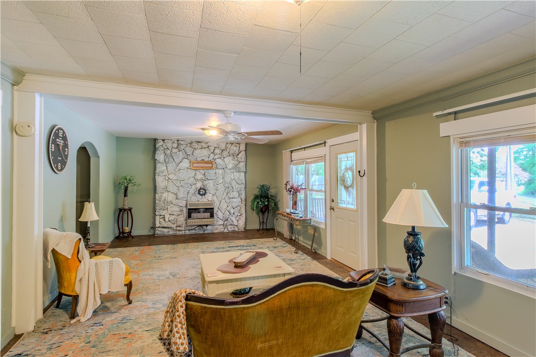 130 South King Street Seneca, SC 29678 - Photo 2 of 20