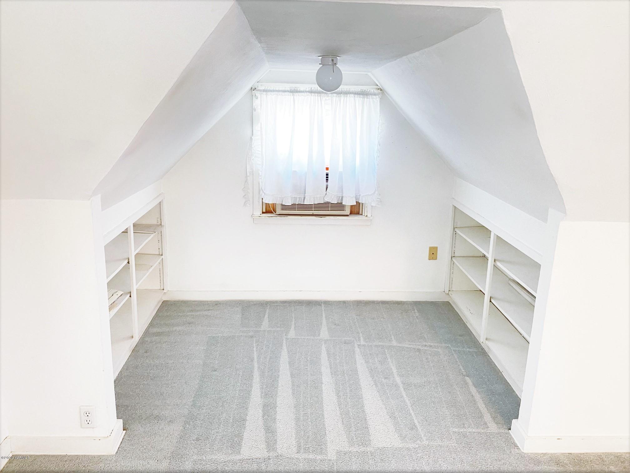 181 Wells Road Sunnyside, WA 98944 - Photo 11 of 25 a view of an empty room with a window