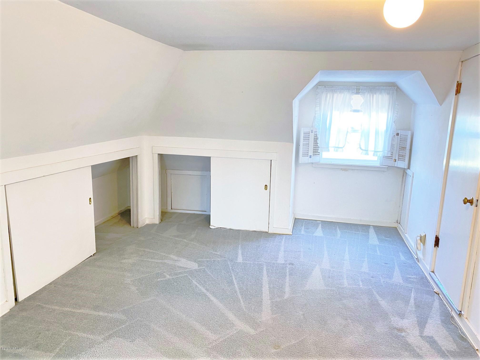 181 Wells Road Sunnyside, WA 98944 - Photo 12 of 25 an empty room with windows