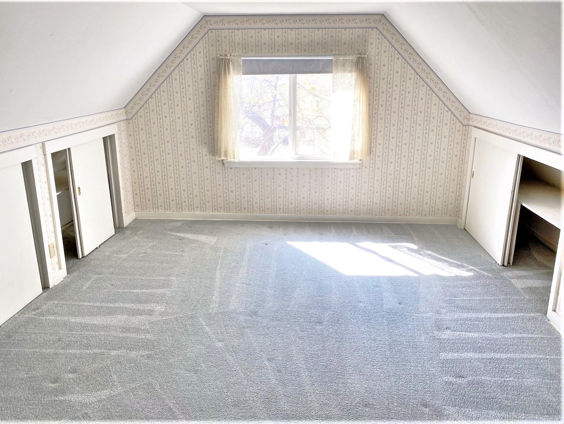 181 Wells Road Sunnyside, WA 98944 - Photo 13 of 25 an empty room with windows