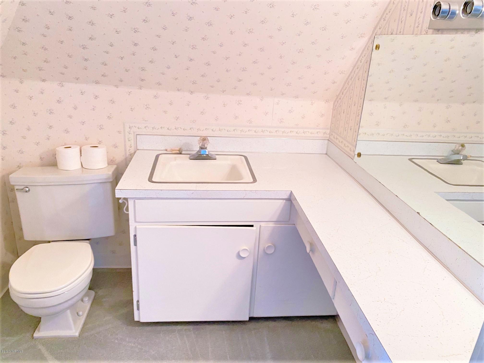 181 Wells Road Sunnyside, WA 98944 - Photo 14 of 25 a bathroom with a sink and a toilet
