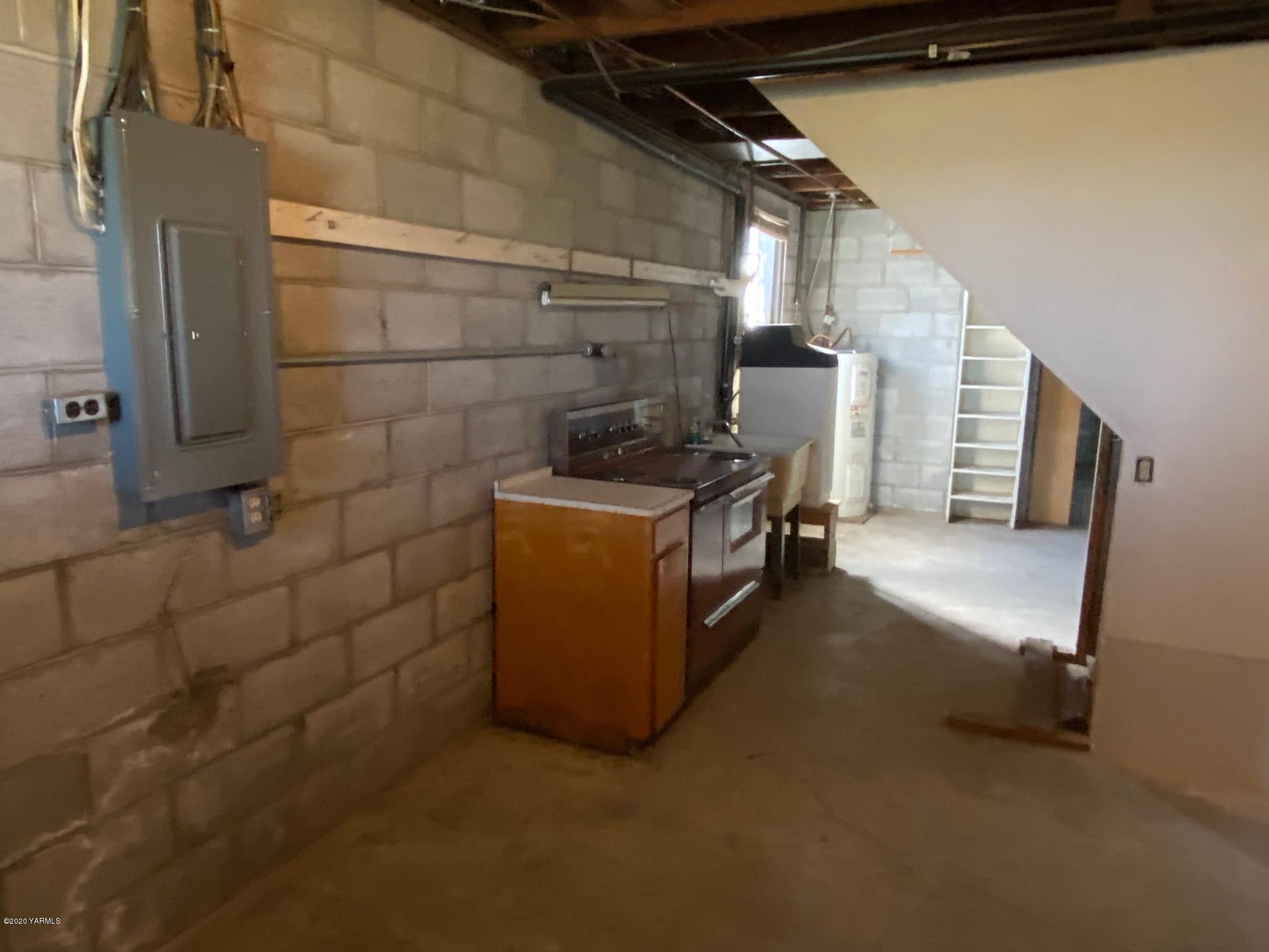 181 Wells Road Sunnyside, WA 98944 - Photo 17 of 25 a utility room with dryer and washer