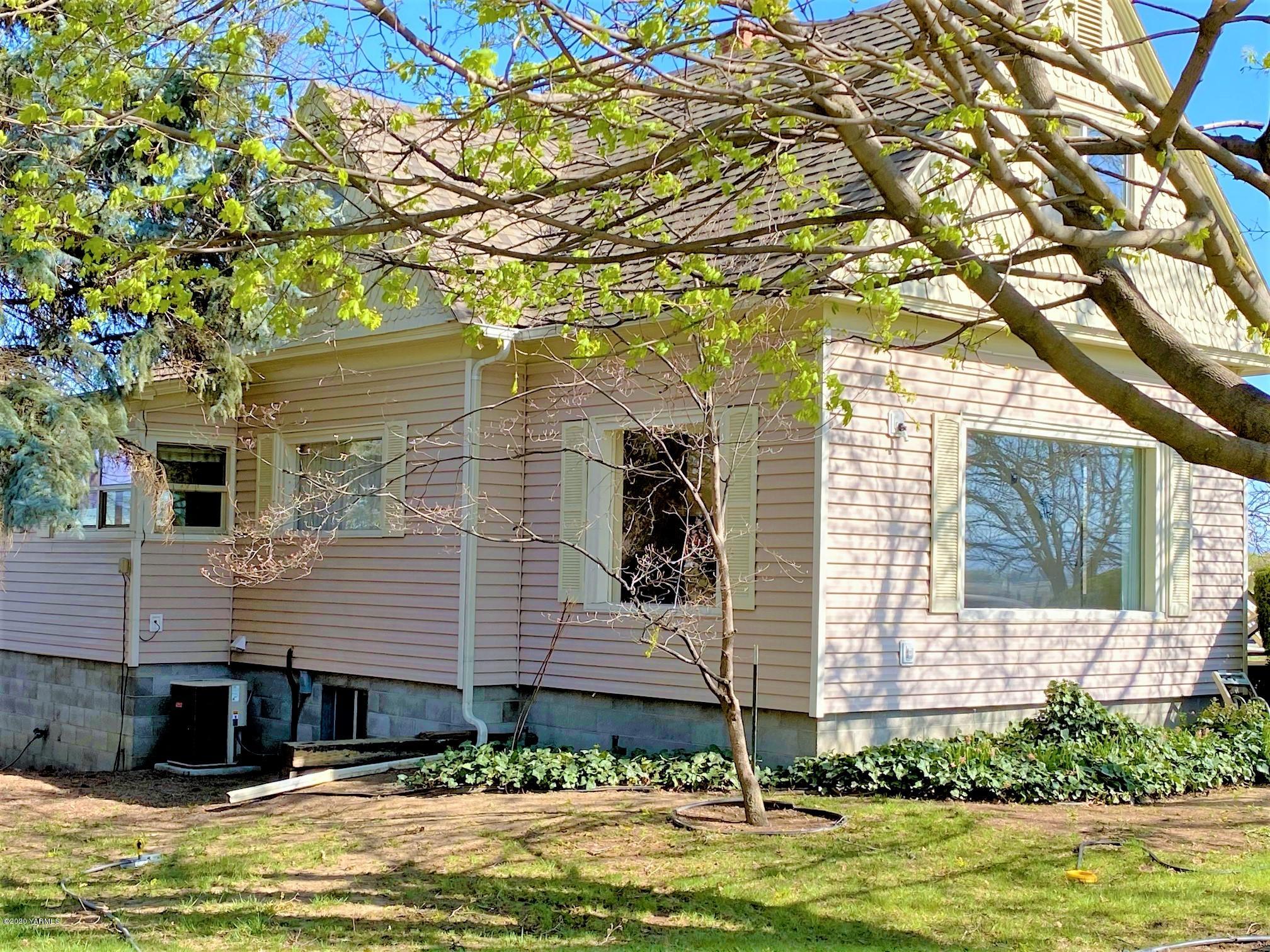 181 Wells Road Sunnyside, WA 98944 - Photo 20 of 25 a view of a house with a yard