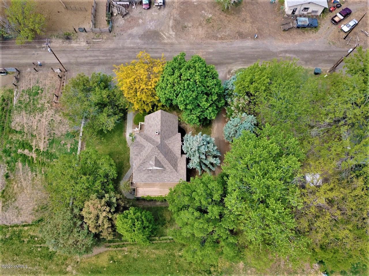181 Wells Road Sunnyside, WA 98944 - Photo 22 of 25 an aerial view of a house with a yard