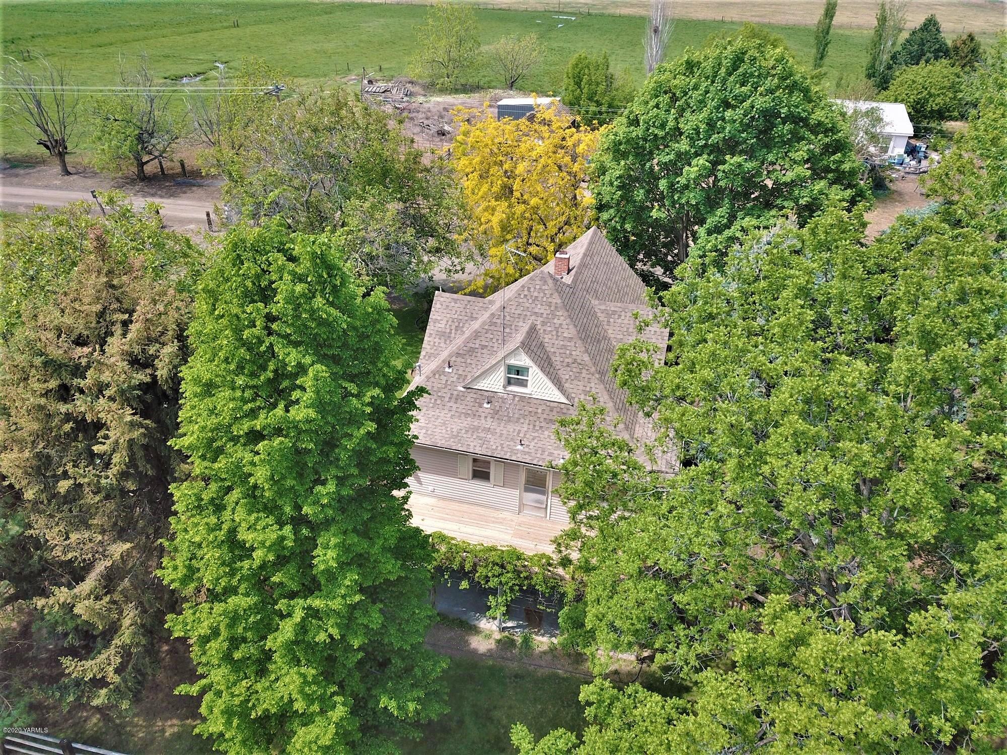 181 Wells Road Sunnyside, WA 98944 - Photo 23 of 25 an aerial view of a house with a yard