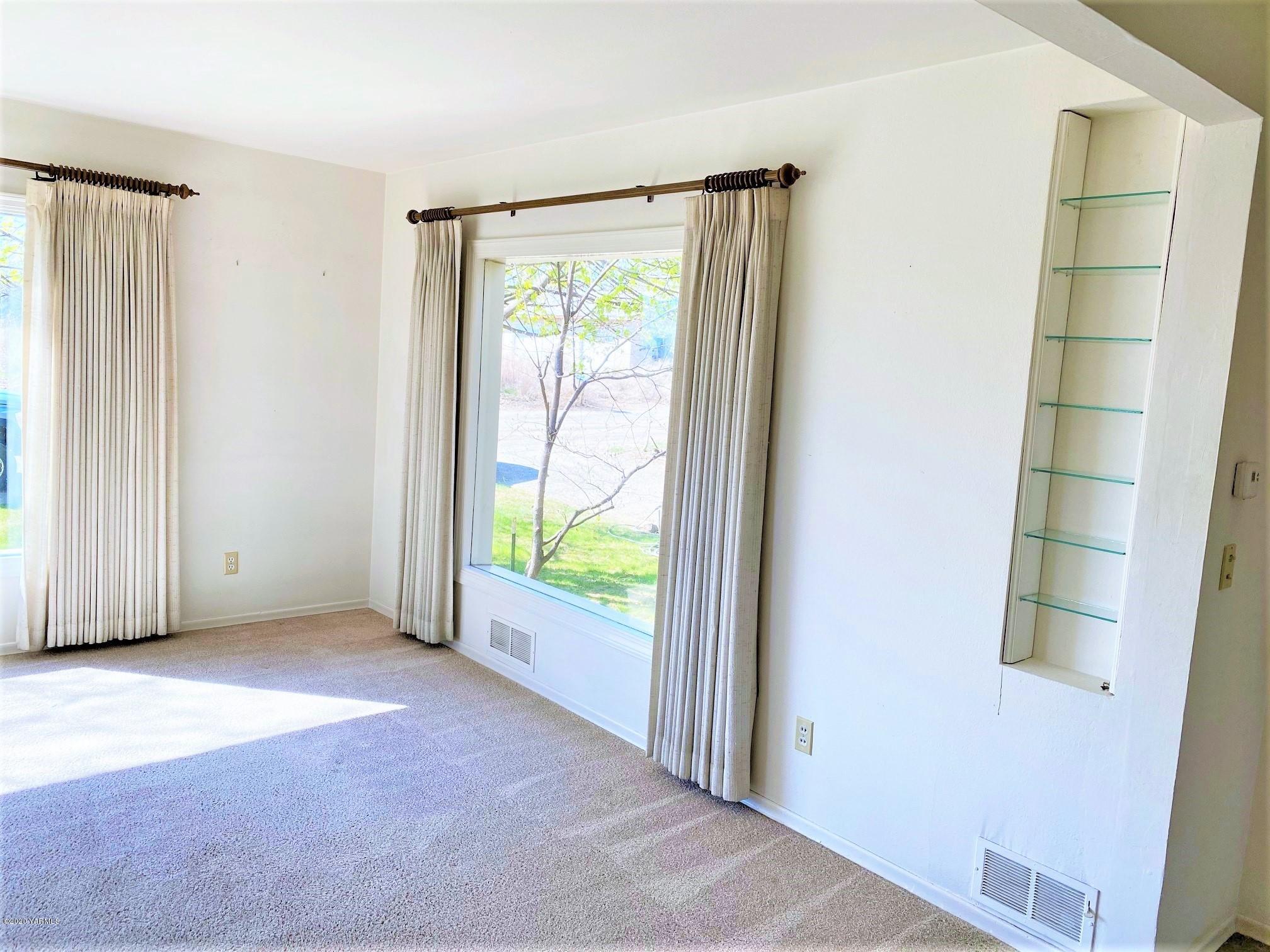 181 Wells Road Sunnyside, WA 98944 - Photo 4 of 25 a view of an empty room with a window