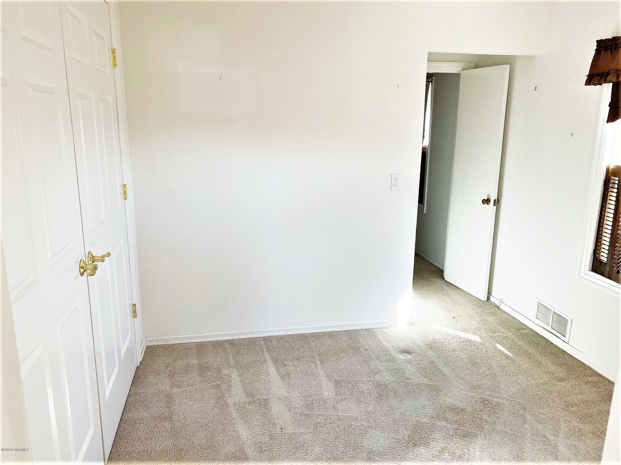 181 Wells Road Sunnyside, WA 98944 - Photo 6 of 25 a view of an empty room