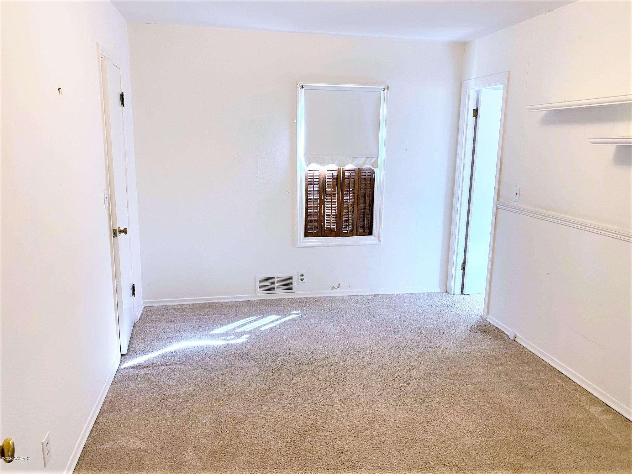 181 Wells Road Sunnyside, WA 98944 - Photo 7 of 25 a view of an empty room
