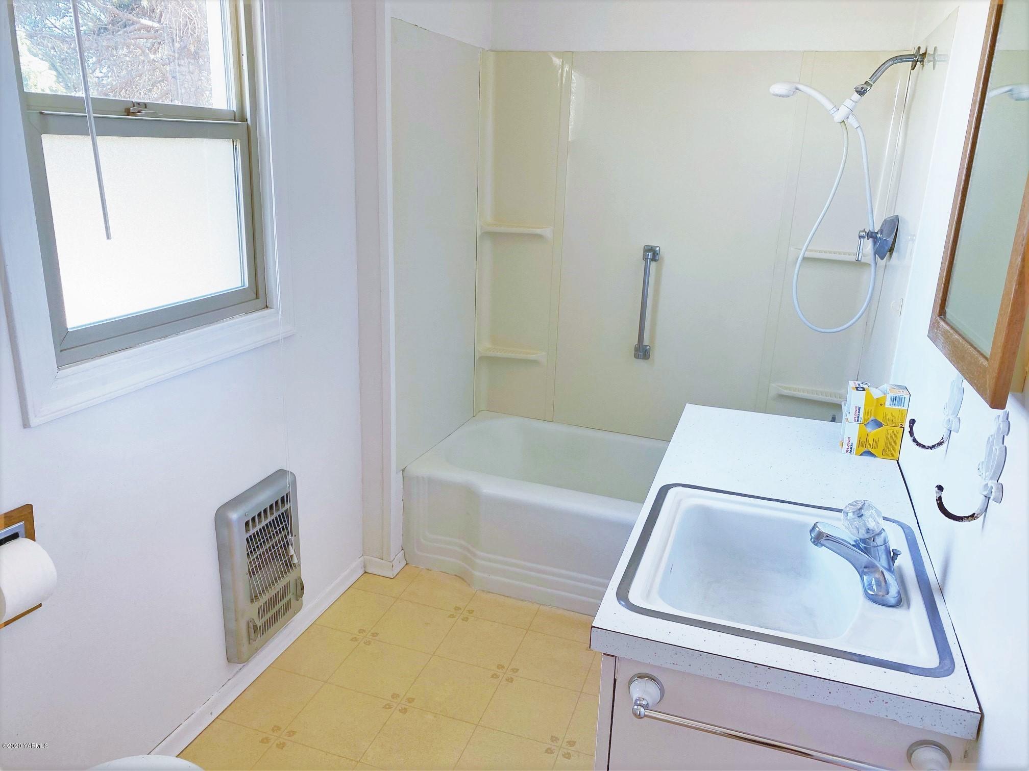 181 Wells Road Sunnyside, WA 98944 - Photo 10 of 25 a bathroom with a sink a toilet and bathtub