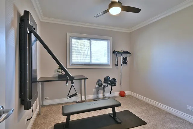 a view of entryway with a workspace