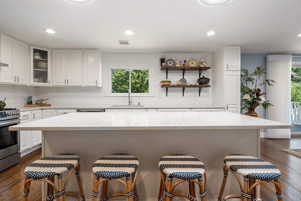 4 Suncrest Road Andover, MA 01810 - Photo 5 of 37