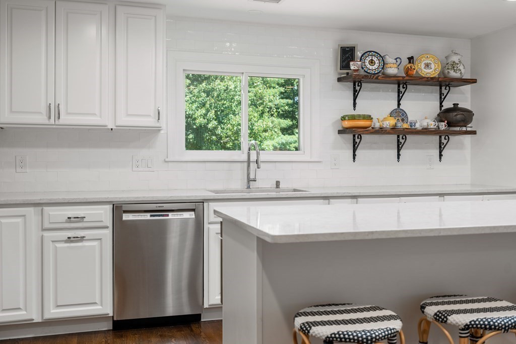 4 Suncrest Road Andover, MA 01810 - Photo 7 of 37