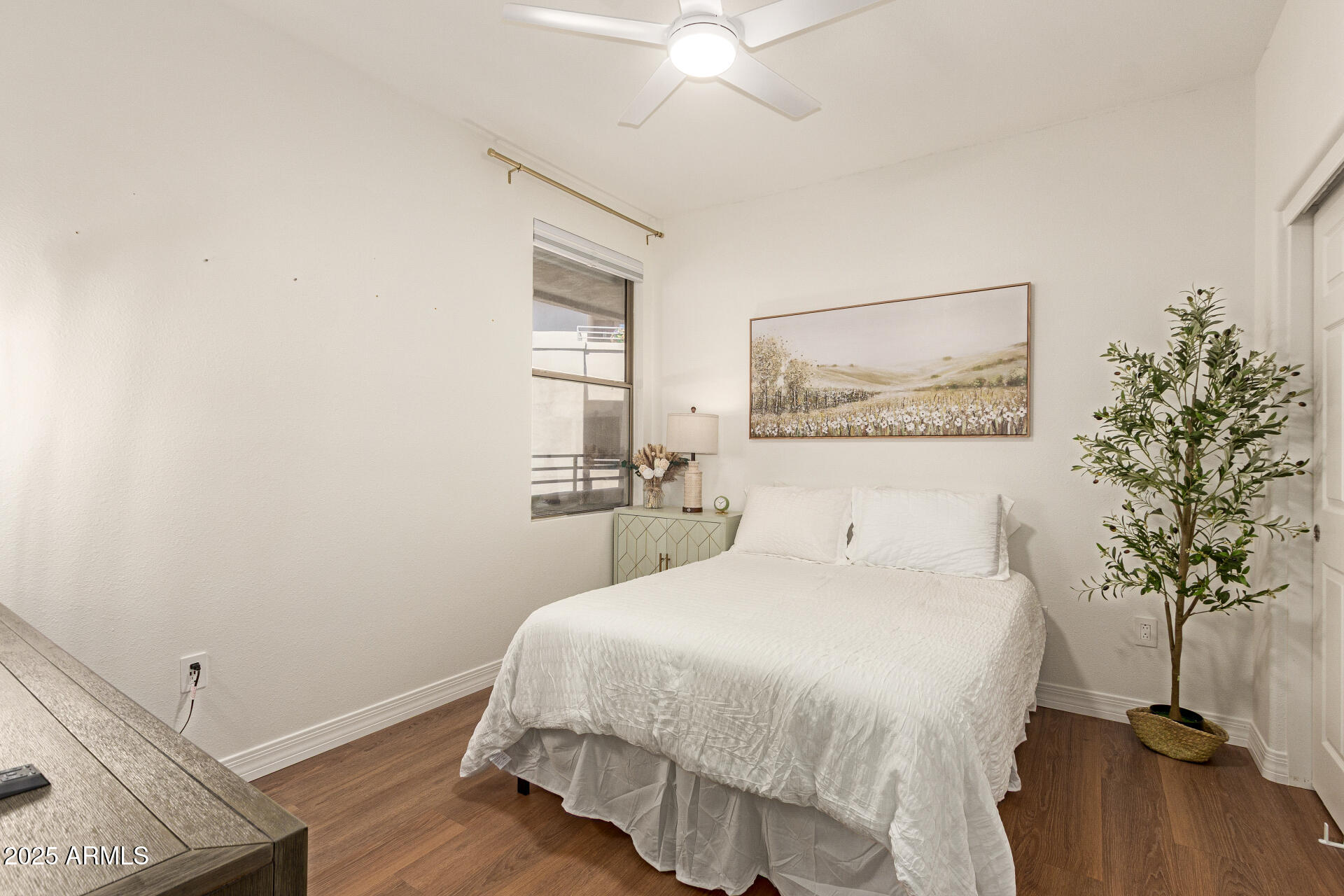 20100 North 78th Place, Unit 2083 Scottsdale, AZ 85255 - Photo 15 of 40 a bedroom with a bed and a potted plant on the dresser